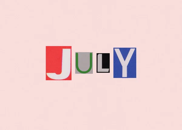 Açık Arkaplan Üzerine Kesilmiş Dergi Renkli Harflerden Temmuz Kelimesi — Stok fotoğraf