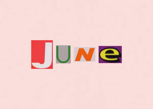 Açık Arkaplan Üzerine Kesilmiş Dergi Renkli Harflerden Haziran Kelimesi — Stok fotoğraf