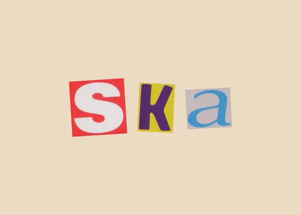 Ska Λέξη Από Κοπεί Περιοδικό Χρωματιστά Γράμματα Ένα Ελαφρύ Φόντο — Φωτογραφία Αρχείου