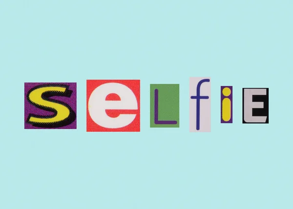 Selfie Wort Aus Ausgeschnittenen Magazin Farbigen Buchstaben — Stockfoto