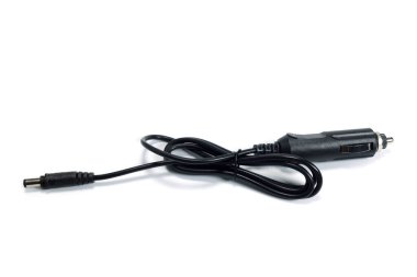 Kablo ve araba çakmağı beyaz arkaplanda izole edildi