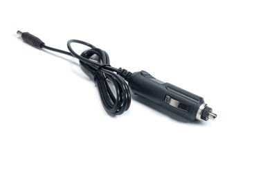 Kablo ve araba çakmağı beyaz arkaplanda izole edildi