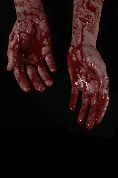 黒を背景に血みどろの不気味な手を上げました 殺人の概念 ハロウィン 垂直方向 — ストック写真