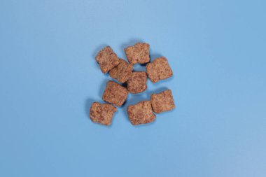 Çikolatalı atıştırmalıklar, mavi arka planda kuru kahvaltı.