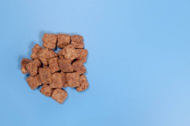 Çikolatalı atıştırmalıklar, mavi arka planda kuru kahvaltı.