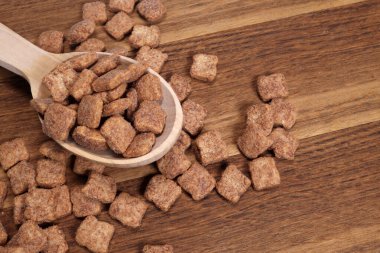 Çikolatalı aperatifler, kuru kahvaltı, tahta kaşıkta pedler.