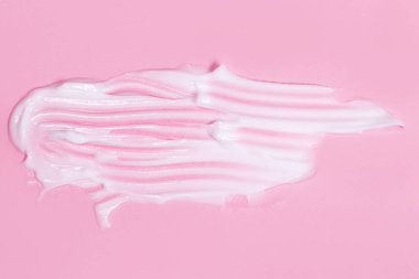 Pembe arka planda vücut ya da yüz kremi kokusu
