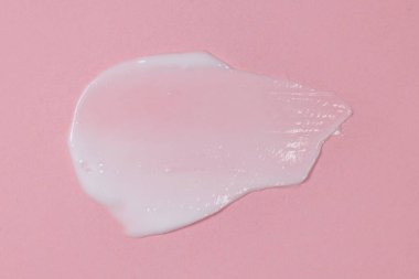 Pembe arka planda vücut ya da yüz kremi kokusu