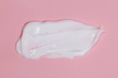 Pembe arka planda vücut ya da yüz kremi kokusu
