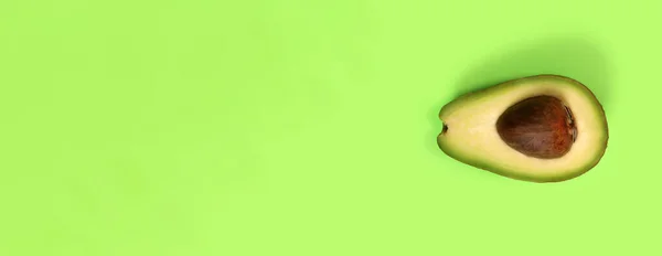 Geschnittene Avocado Auf Grünem Hintergrund Das Konzept Der Gewichtsabnahme Richtige — Stockfoto