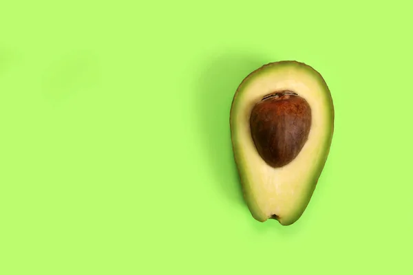 Yeşil Arka Planda Dilimlenmiş Avokado Kilo Kaybı Konsepti Düzgün Beslenme — Stok fotoğraf