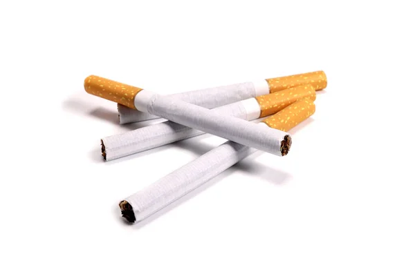 白に隔離されたフィルター付き喫煙タバコ — ストック写真