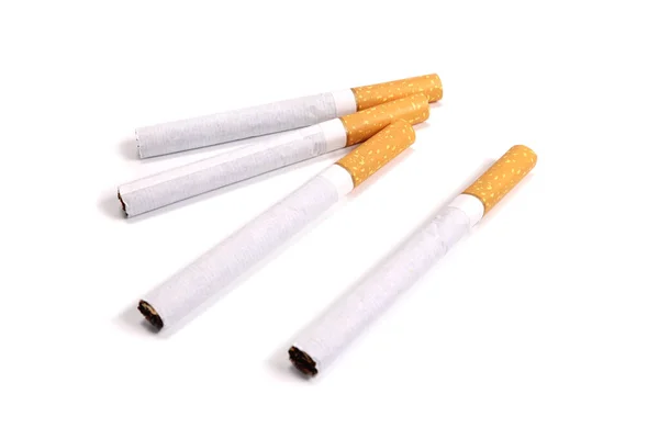 白に隔離されたフィルター付き喫煙タバコ — ストック写真