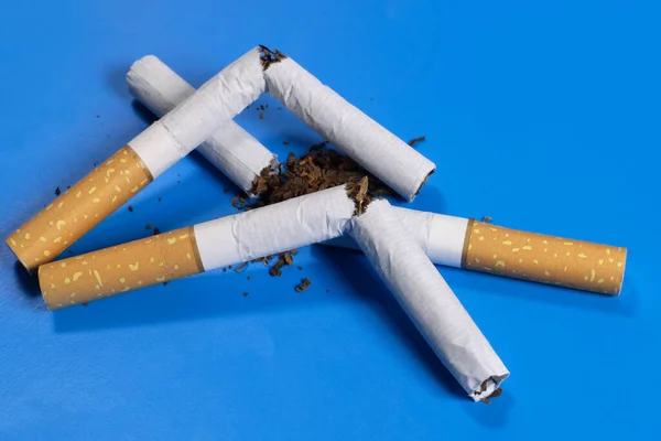 Törött Cigaretta Szétszórt Dohánnyal Leszokni Dohányzásról — Stock Fotó