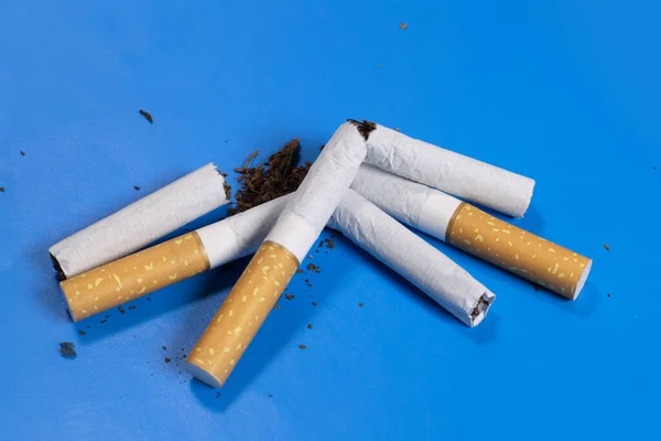 Zerbrochene Zigaretten Mit Verstreutem Tabak Raucherentwöhnungskonzept — Stockfoto