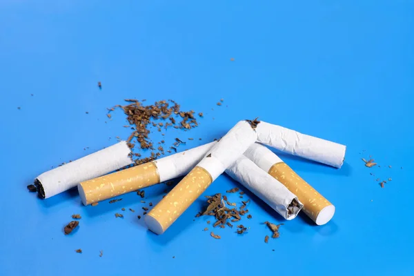 Zerbrochene Zigaretten Mit Verstreutem Tabak Raucherentwöhnungskonzept — Stockfoto
