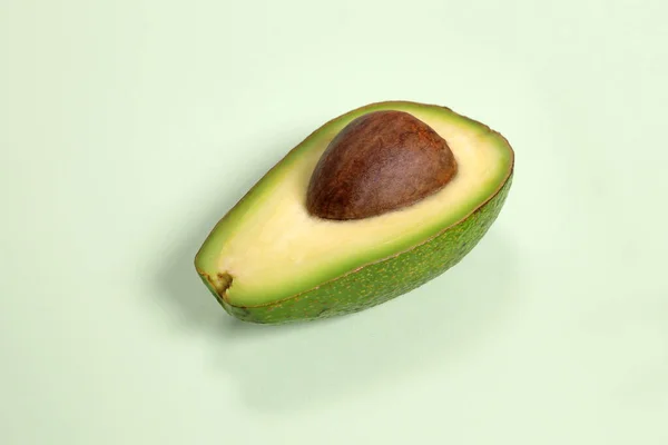 Yeşil Arka Planda Dilimlenmiş Avokado Kilo Kaybı Konsepti Uygun Beslenme — Stok fotoğraf