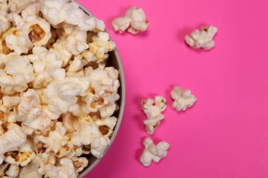 Pembe arka planda patlamış mısır, sinemada atıştırmalıklar.