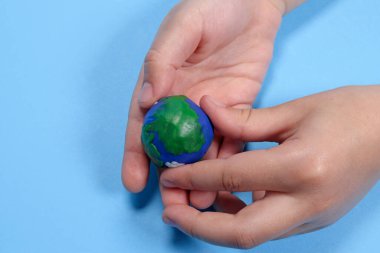 Çocuk, Dünya gezegenini plastikten şekillendirir.