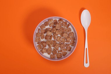 Sütlü mısır gevreği kasede sağlıklı kahvaltı