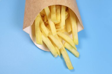 Karton kutuda patates kızartması. Fast food sipariş et