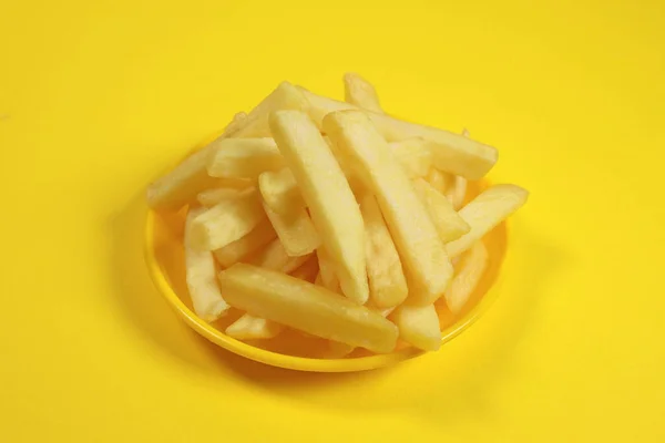 Patates Kızartması Sarı Arka Planda Izole Edilmiş Bir Tabakta Kızarmış — Stok fotoğraf