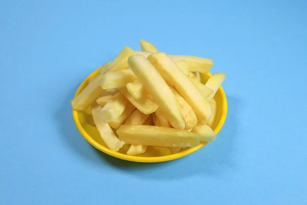 Patates Kızartması Kızarmış Patates Mavi Arka Planda Izole Edilmiş Bir — Stok fotoğraf