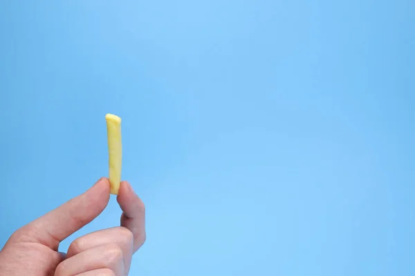 Patates Kızartması Mavi Arka Planda Kızarmış Patates Fast Food Konsepti — Stok fotoğraf