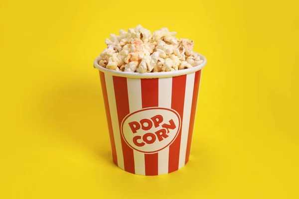 Papierbecher Mit Popcorn Auf Gelbem Hintergrund — Stockfoto