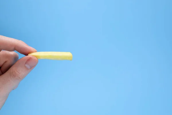 Patates Kızartması Kızarmış Patates Mavi Arka Planda Fast Food Konsepti — Stok fotoğraf