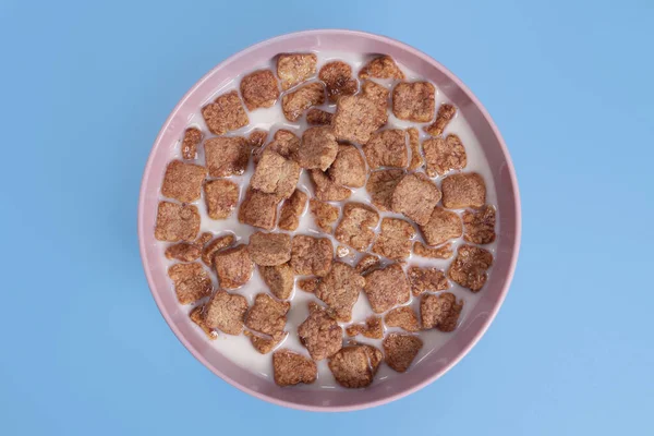 Mais Pads Mit Milch Gesundes Frühstück Schüssel Auf Blauem Hintergrund — Stockfoto
