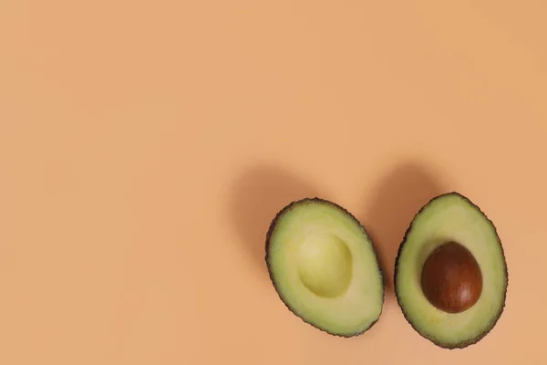 Avokado Şapkası Hafif Arka Planda Bir Taş Uygun Beslenme Kavramı — Stok fotoğraf