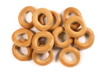 Kuru çörekler beyaz, düz yerde izole edilmiş.