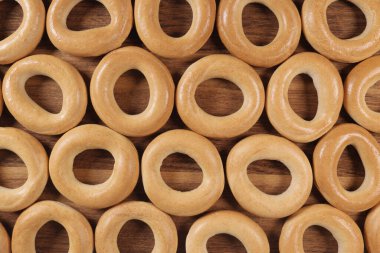 Ahşap arka planda kuru simit dokusu