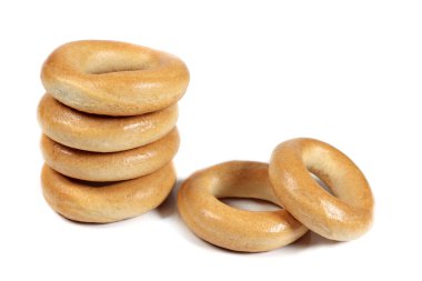 Beyaz üzerine izole edilmiş kuru simit yığını