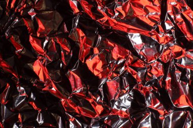 Kırmızı ışık, arkaplan veya dokuda buruşmuş alüminyum folyo