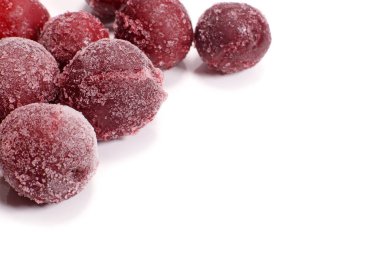 Donmuş erikler beyazda izole edilmiş.