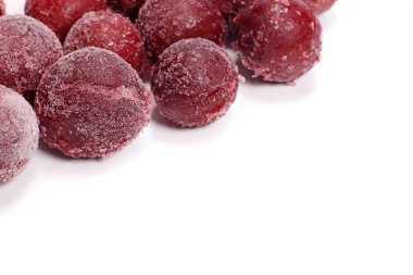 Donmuş erikler beyazın üzerinde izole edilmiş. Metin için alanı kopyala