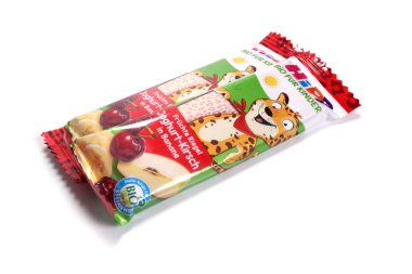 Magdalinovka, Ukrayna - 5 Mayıs 2023. Beyaz tenli hippi çocuklar meyveli çikolatalar.