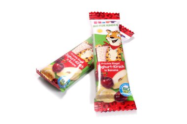 Magdalinovka, Ukrayna - 5 Mayıs 2023. Beyaz tenli hippi çocuklar meyveli çikolatalar.