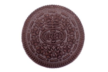 Magdalinovka, Ukrayna - 5 Mayıs 2023. Beyaz üzerine izole edilmiş Oreo kurabiyeli sandviç.