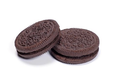 Magdalinovka, Ukrayna - 5 Mayıs 2023. Beyaz üzerine izole edilmiş Oreo kurabiyeleri