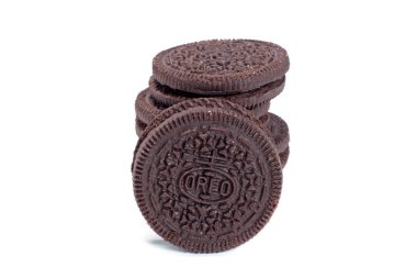 Magdalinovka, Ukrayna - 5 Mayıs 2023. Kremalı Oreo kurabiyeli sandviç.