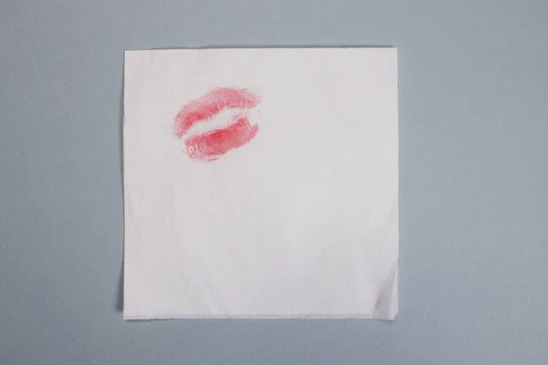 Χαρτοπετσέτα Σχέδιο Κραγιόν Στα Χείλη Γκρι Φόντο — Φωτογραφία Αρχείου