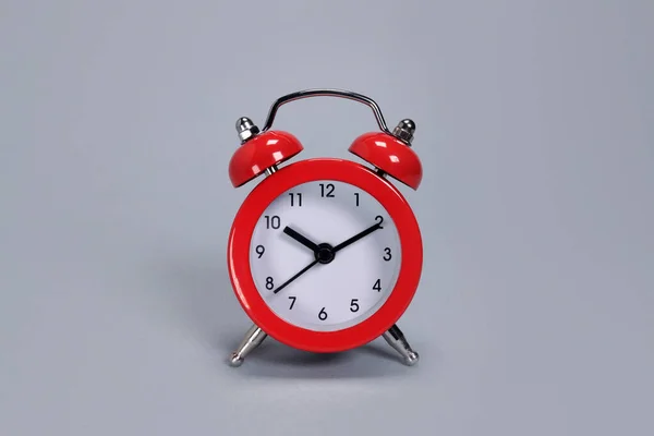 Relógio Alarme Vermelho Fundo Cinza — Fotografia de Stock