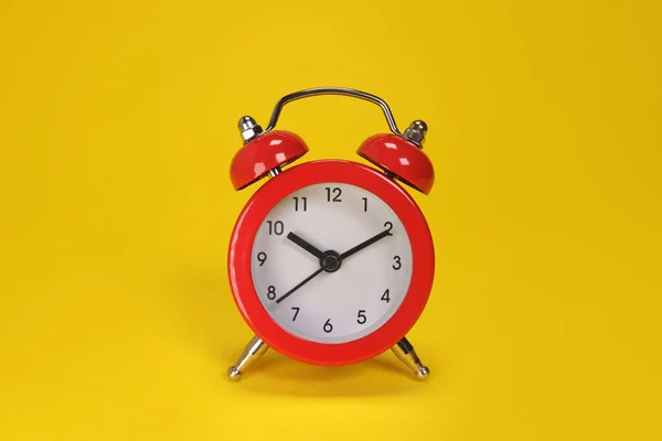 Relógio Alarme Vermelho Fundo Amarelo — Fotografia de Stock