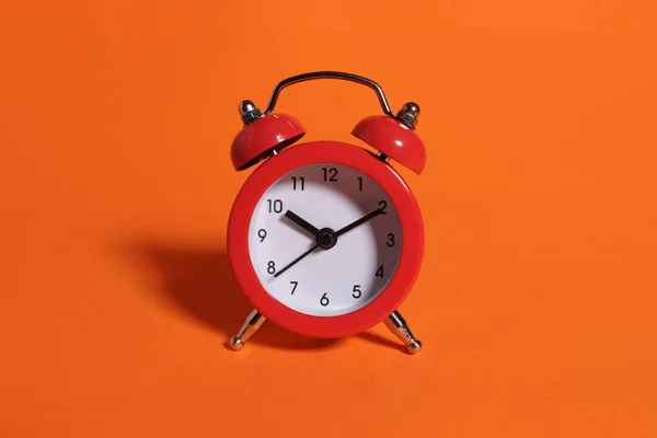 Κόκκινο Ξυπνητήρι Πορτοκαλί Φόντο — Φωτογραφία Αρχείου
