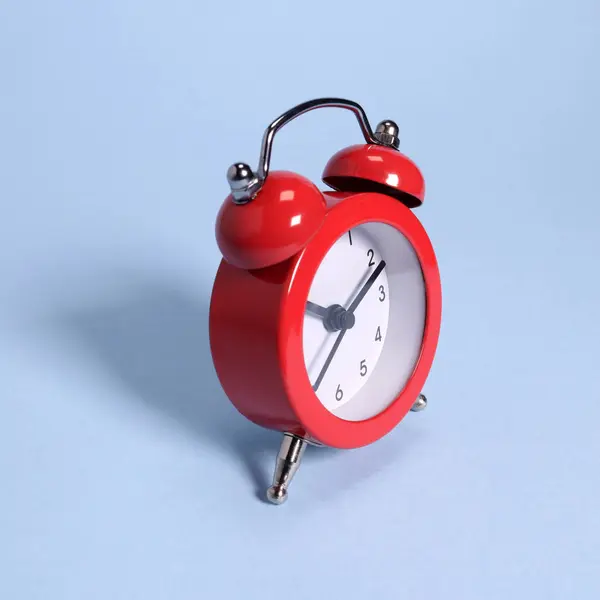 Relógio Alarme Vermelho Fundo Azul — Fotografia de Stock