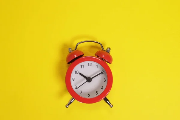 Relógio Alarme Vermelho Fundo Amarelo — Fotografia de Stock