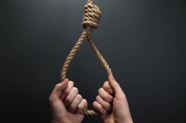 Gri arka planda ip tutan eller, intihar kavramı